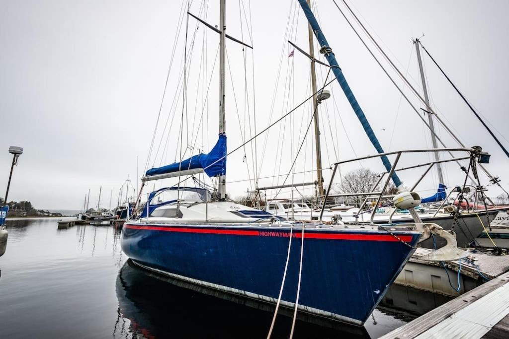 Отель Yacht Highwayman South Kessock Экстерьер фото
