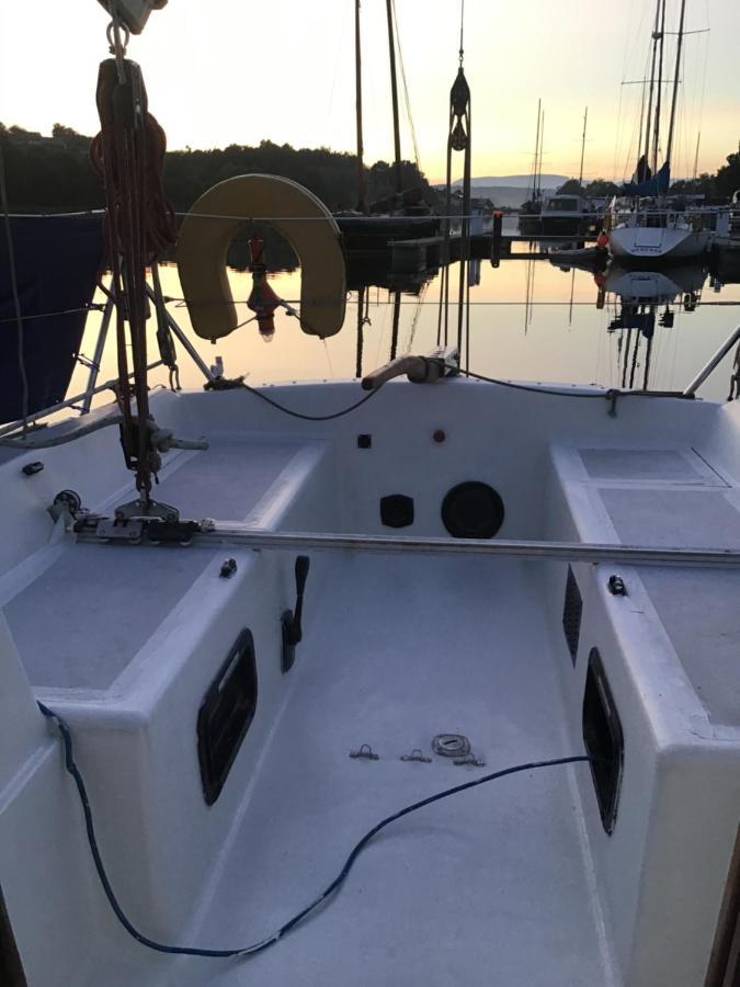 Отель Yacht Highwayman South Kessock Экстерьер фото
